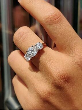THREE-STONE MOISSANITE RING Sz 8